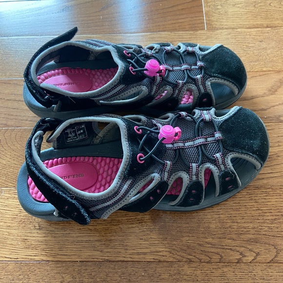 Women’s Lands End Water Repellent closed toe Sandals. Size 8B - Picture 3 of 4